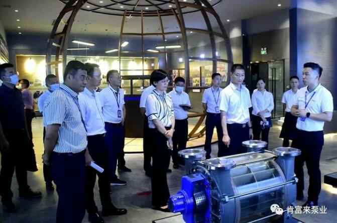 公司董事长、总经理陈迪(右一)向李军区长(右二)一行介绍南京伟泽教育科技开发有限公司产品